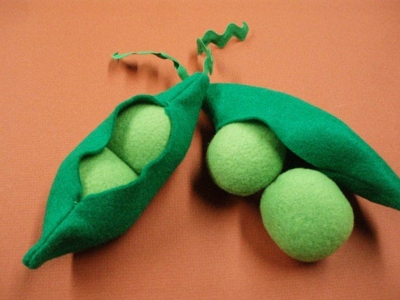Pea Paw'd - cat nip pea pod toy