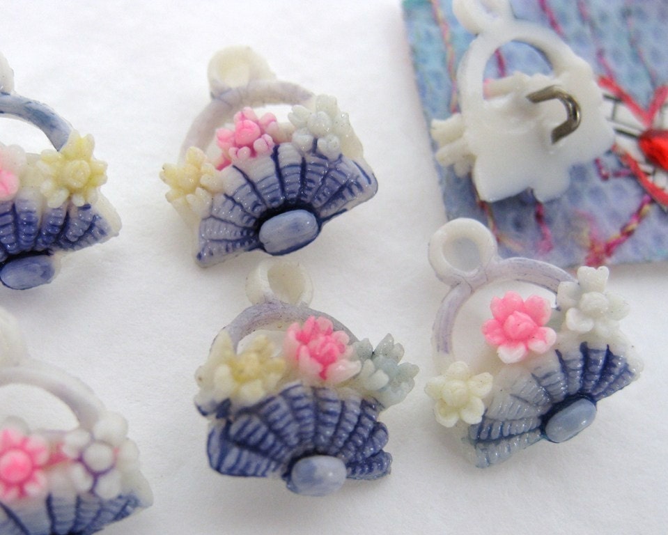 Vintage Flower Button. Carved Periwinkle Basket, Japan, Handpainted, Shank 15mm but0112 (6)