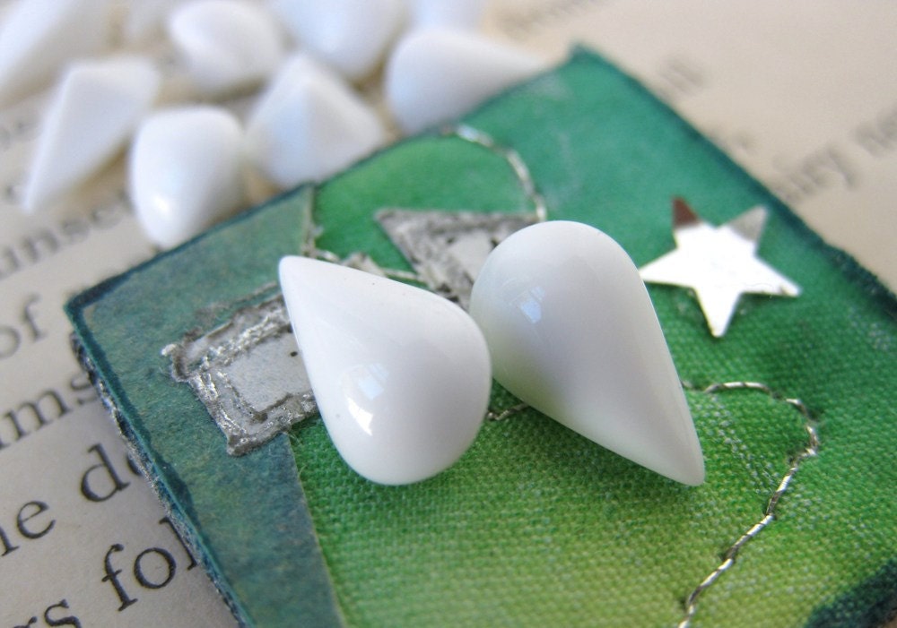 Vintage Rhinestone Jewels. White Glass Teardrops, 10x6mm rhs0202 (12)