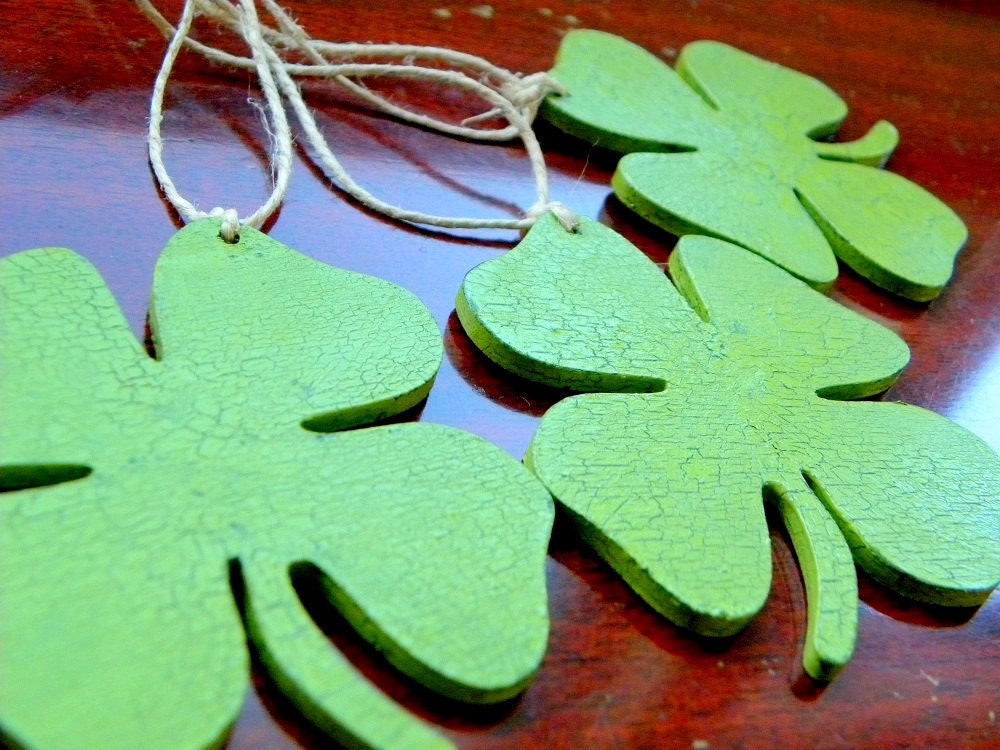 Wedding Favor Shamrock Wine Champagne Bottle Charms Irish Celtic decor set of 3