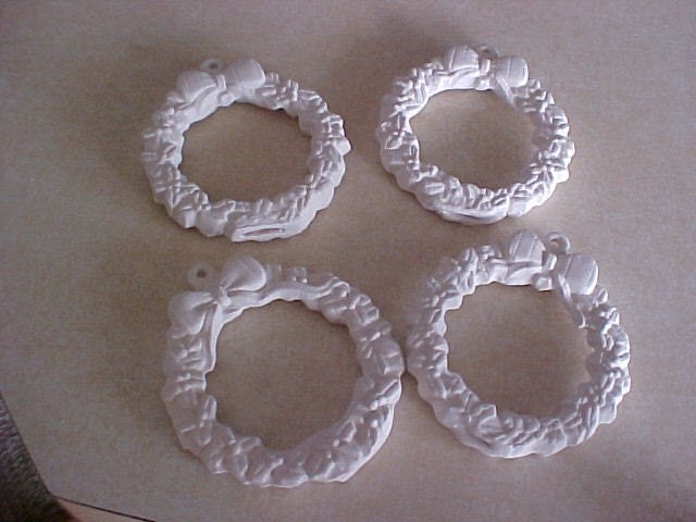 Plain Christmas Wreath Ornaments (4) U PAINT CERAMICS