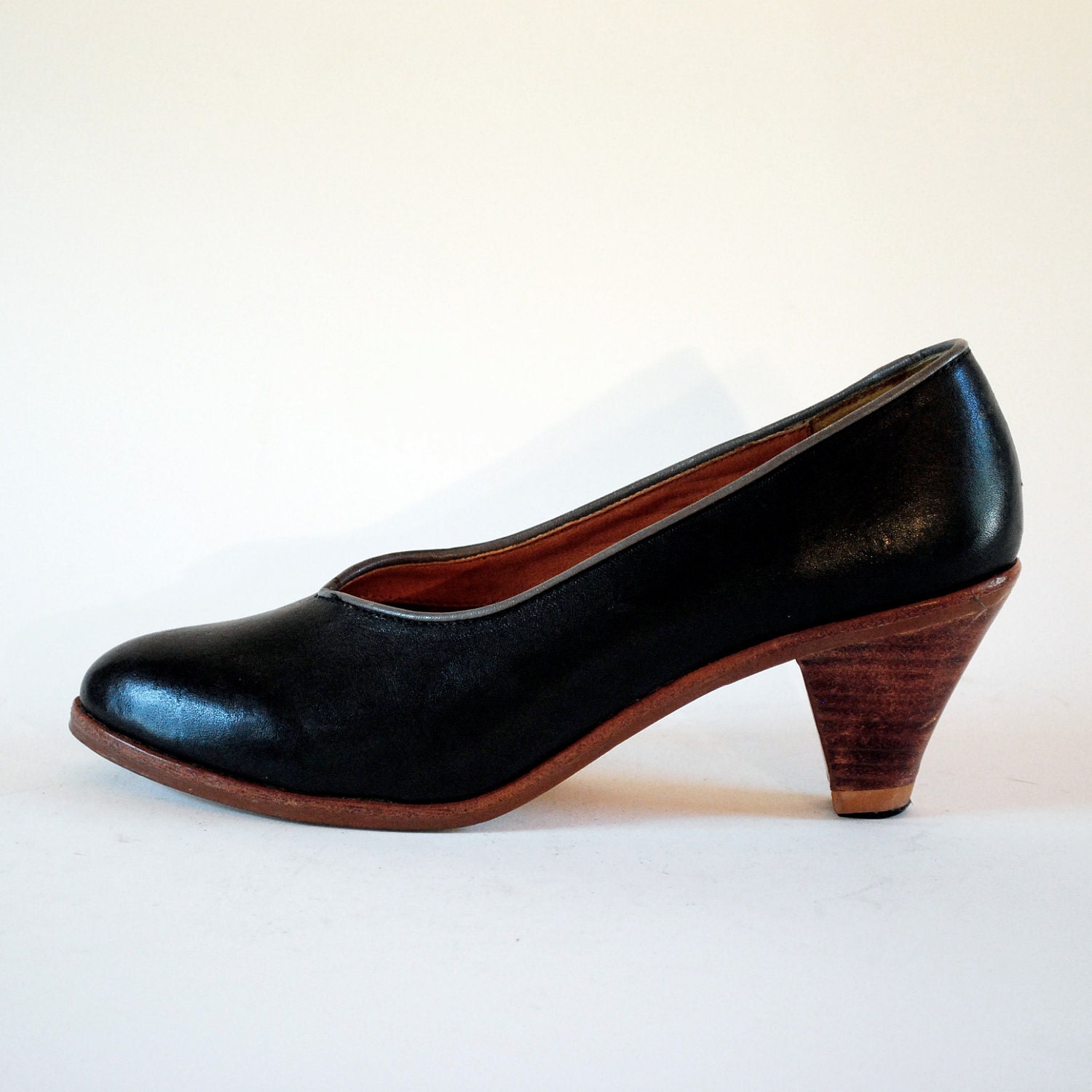LATINAS Charcoal Grey Leather Architectural Chunk Heel Pumps W Stone Grey Piping 7, 7.5. Made In Brazil.