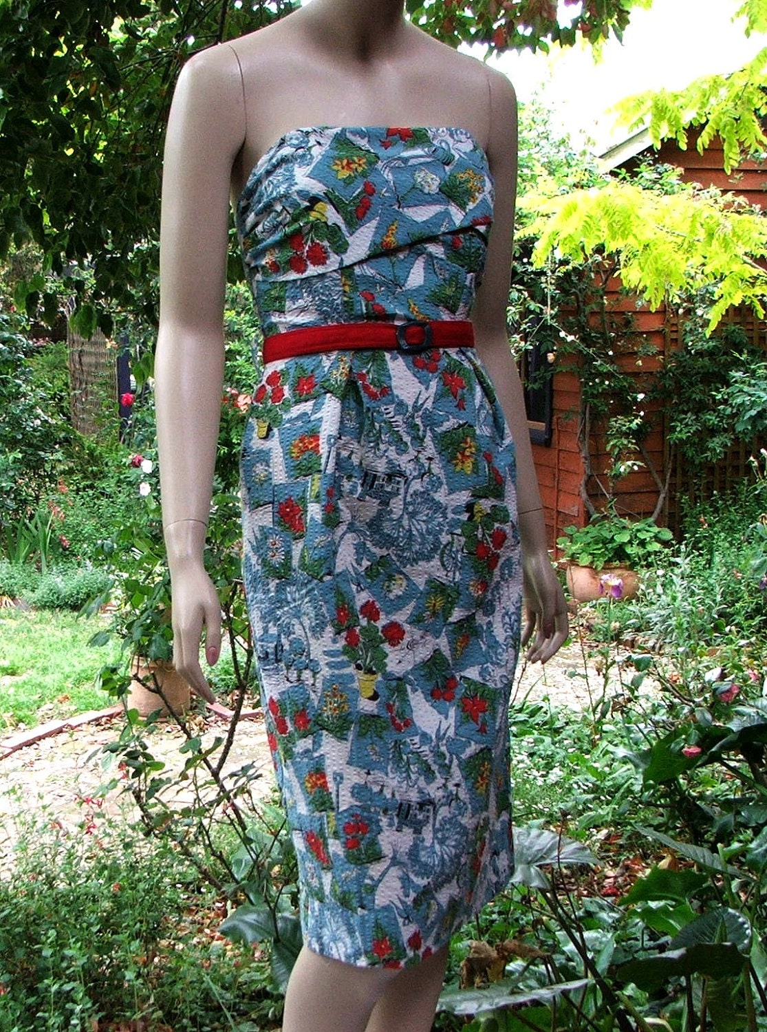 1950s Classic Wiggle Dress in Vintage Seersucker Fabric.