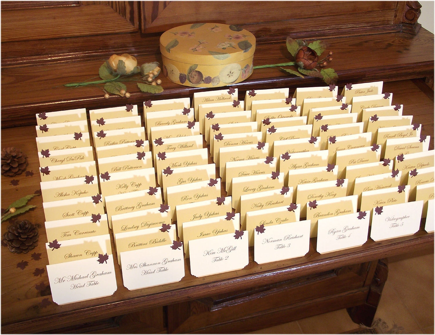 150 Elegant wedding place cards - Delicate Leaves - tented escort cards decoration