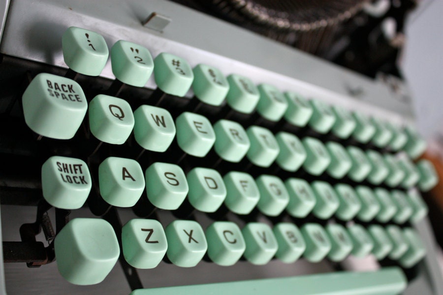 HeRMeS 9 TYPeWRiTeR . CLaSSiC ViNTaGe CHaRaCTeR and STYLe