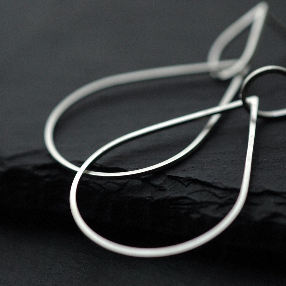 Falling petals hoops earrings