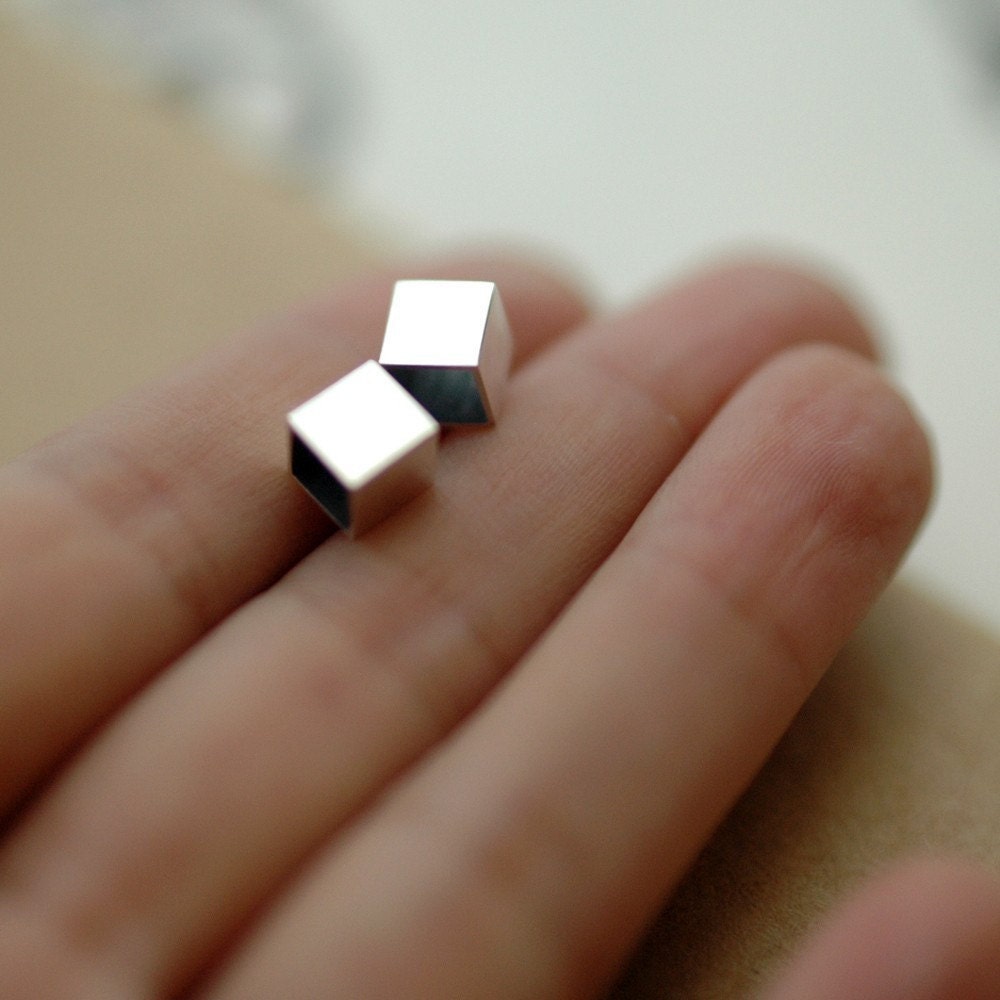 Darken room studs/earrings