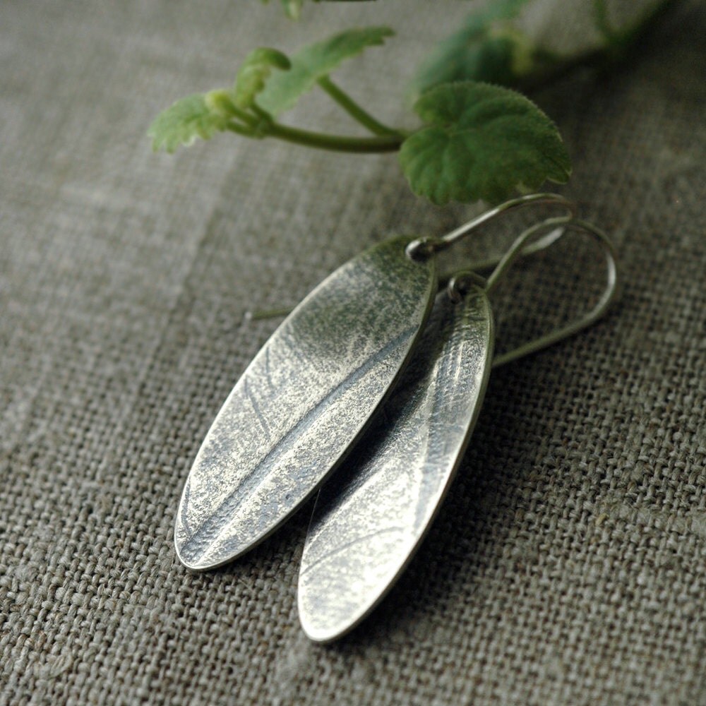 ON SALE Plume feathered oval solid silver earrings