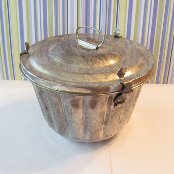 Jello Mold Bundt Cake Pan with Snapon Lid by OldMothersCupboard