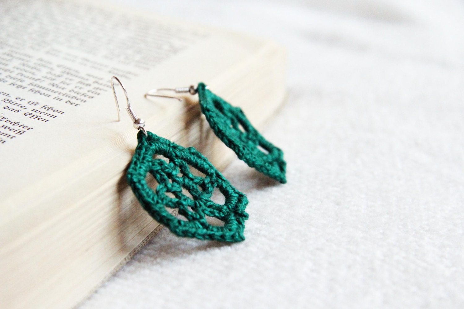 Emerald christmas green lace earrings - upcycled crocheted earrings - snowflakes earrings - FREE SHIPPING