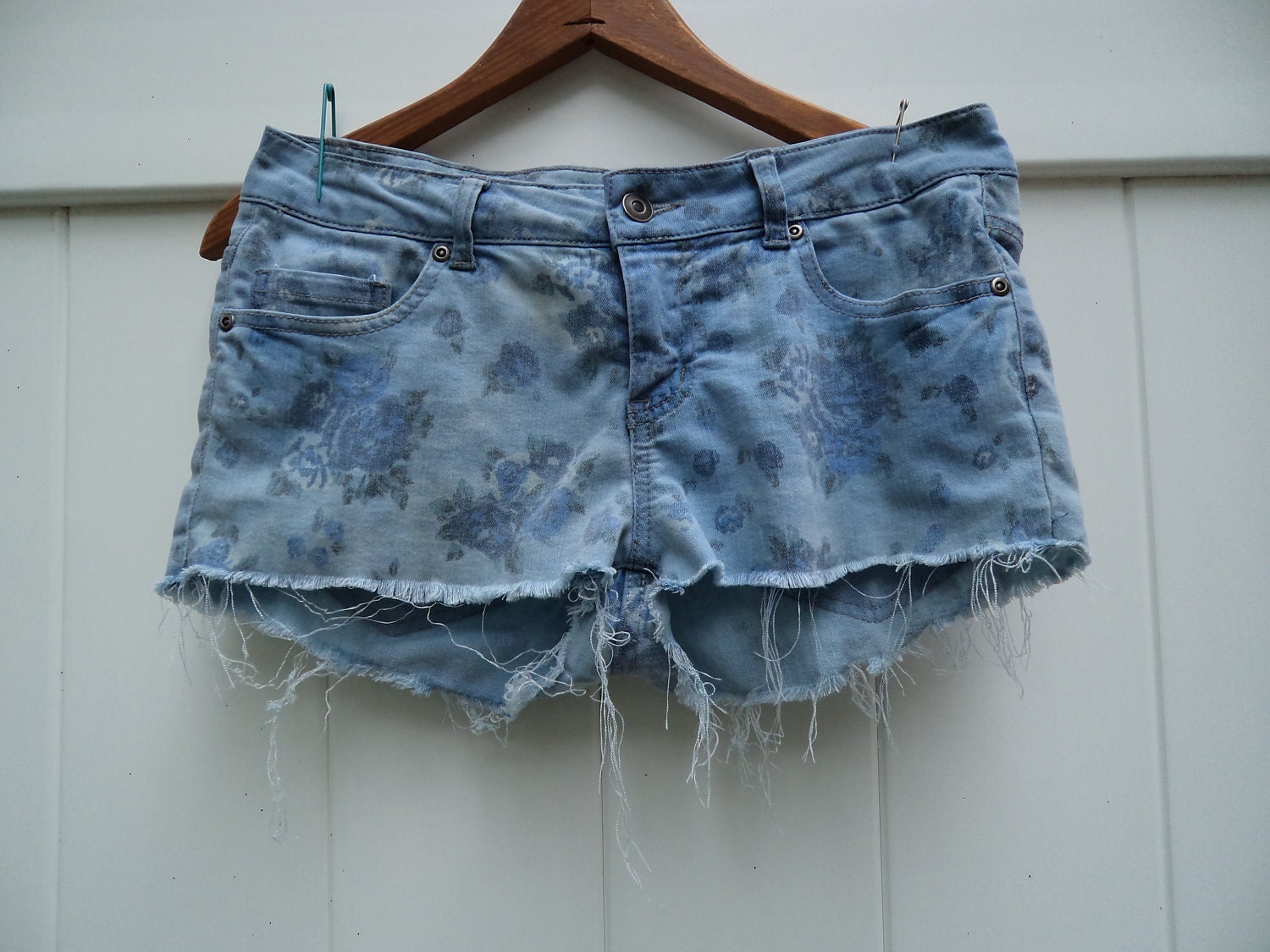 FREE SHIP bleached faded floral cut off shorts 30" low waist sz 28
