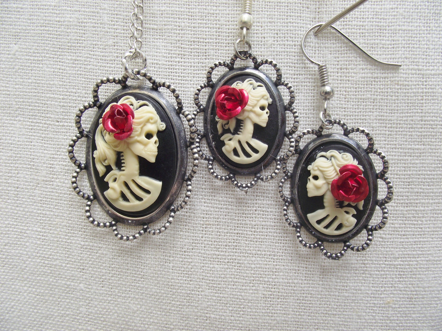 Racy Vamped Belle Morte - Black and Cream Lace Necklace and Earrings Set