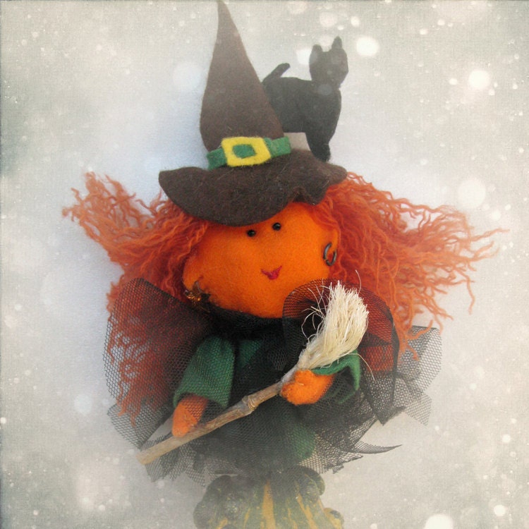 Carmina, the little Witch and Black Cat Figurine - Cute felt Halloween ornament miniature - cute gift for decoration or cake topper