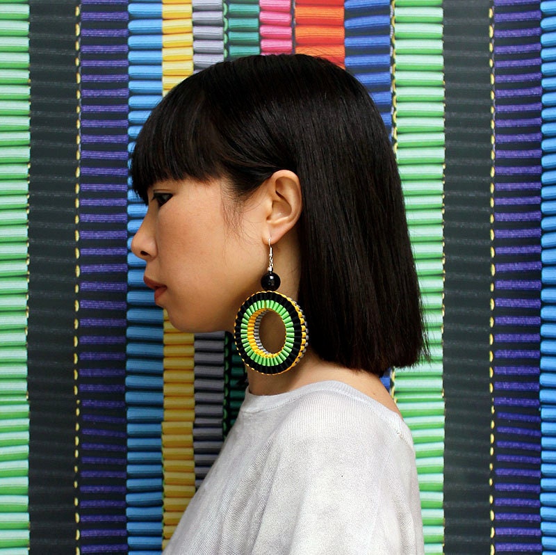 The Coco woven hoop earrings in spring green / black