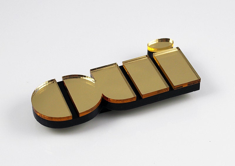 Oui brooch in gold mirror perspex