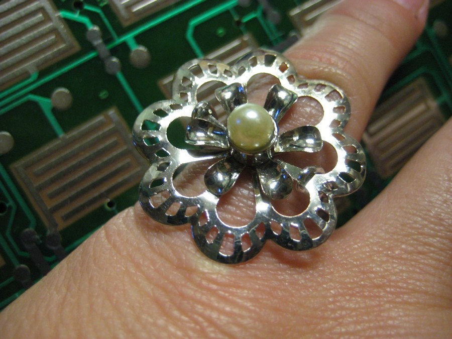 Pearl and Metal Flower ring