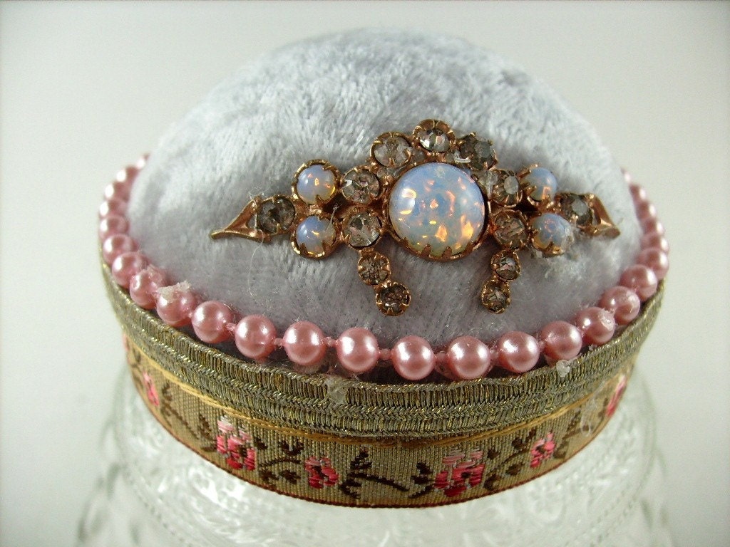Lucky Horseshoe Flapper Hat Style Pin Cushion Jewelry Stand by stbthreadworks on Etsy