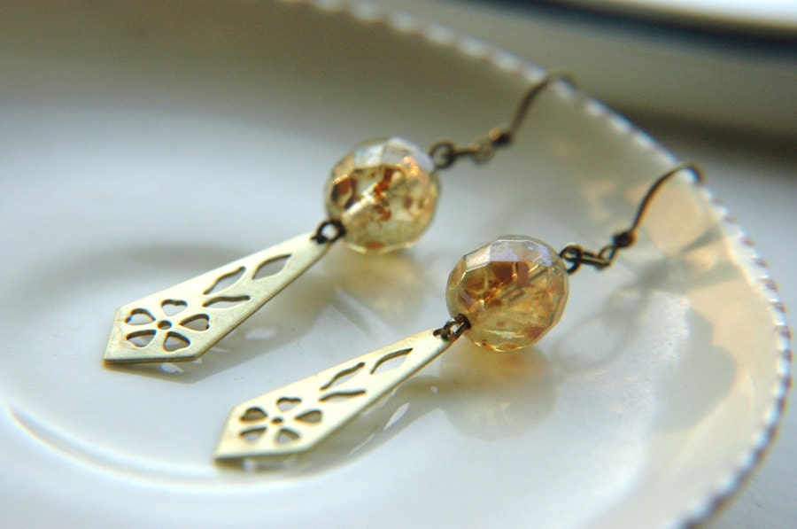 Flower Stencil Bright Brass Tie Shape Dangle Earrings - Golden.