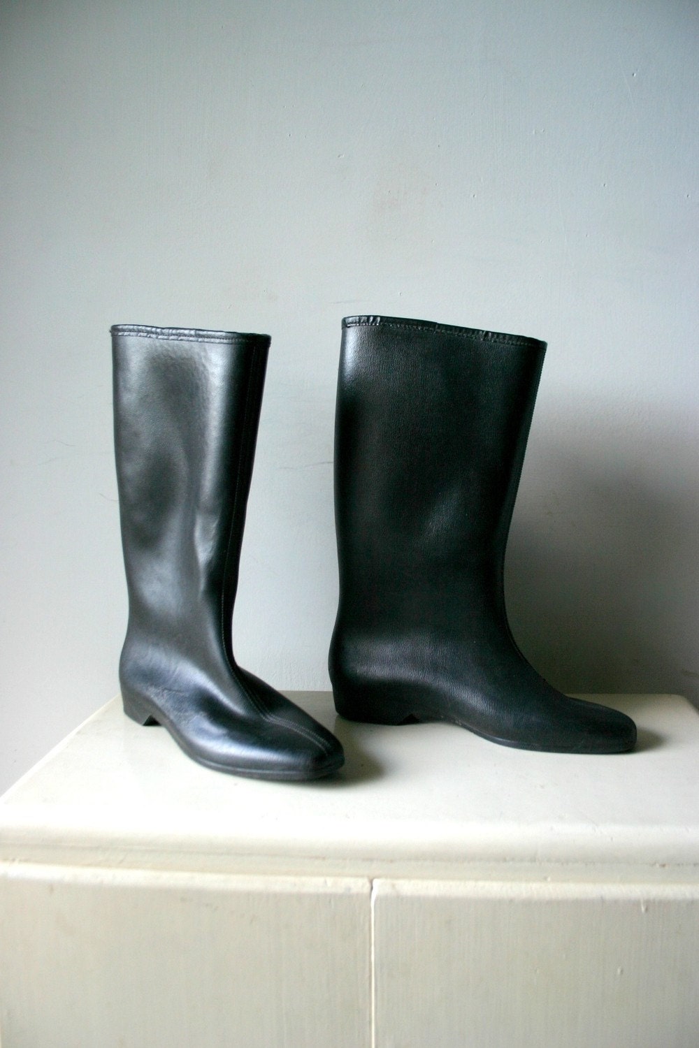 Super Cute MOD Vintage Rubber Rain Boots size 7