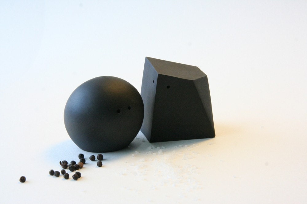 Salt and Pepper Shakers (Black and Black)