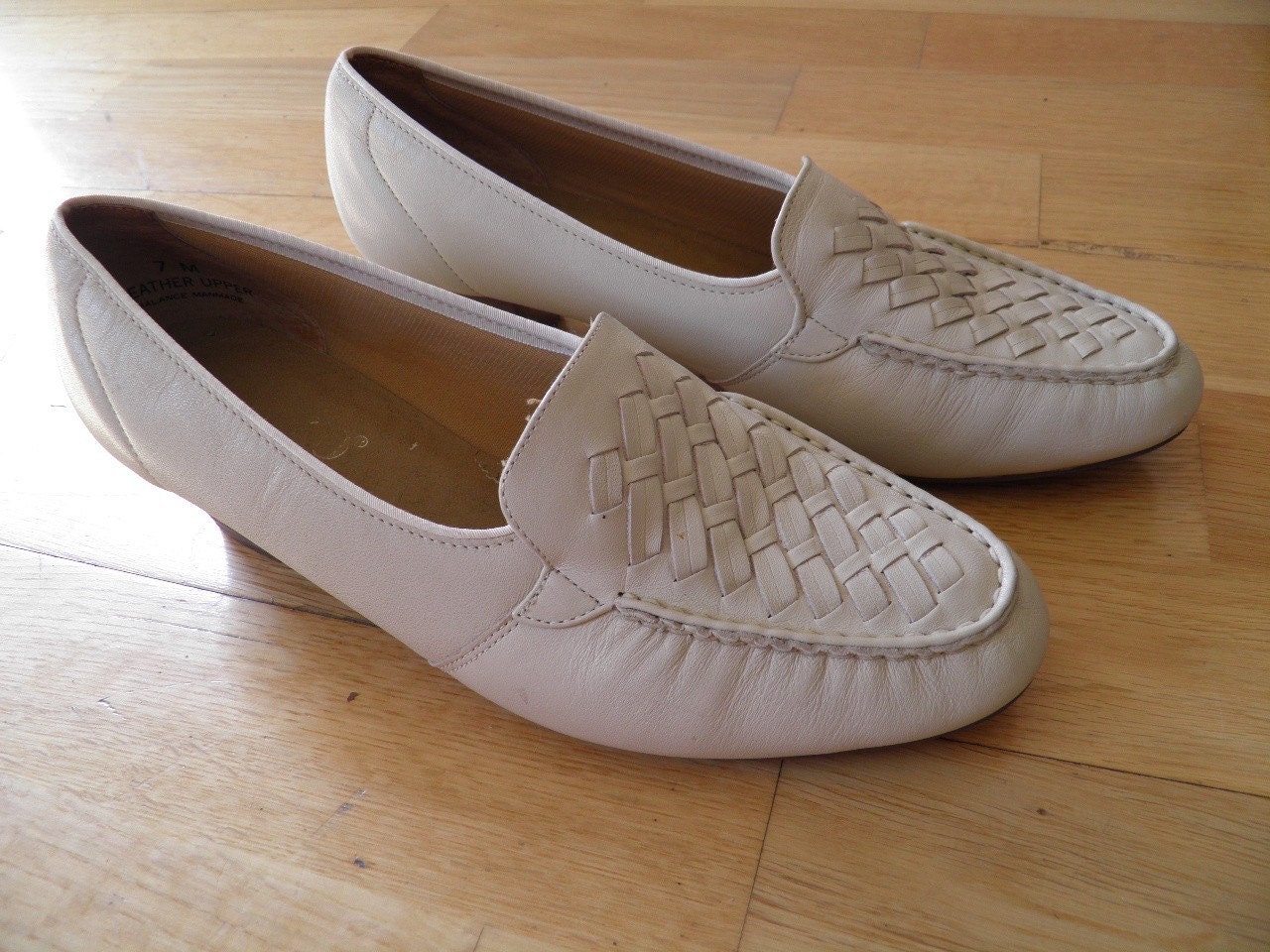 Was 22.00 NOW 16.00 Size 7M Vintage Creme Woven Leather Loafer Style Heels