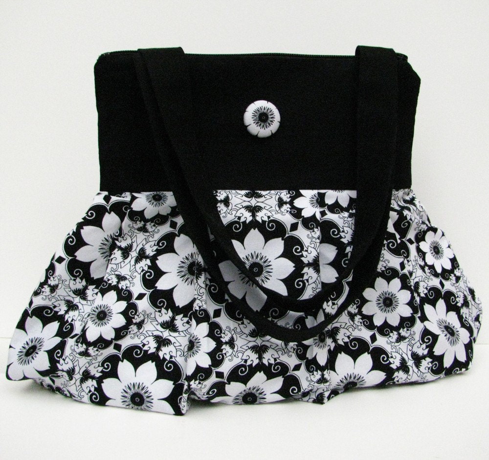 Pleated Handbag in Black and White with Zipper