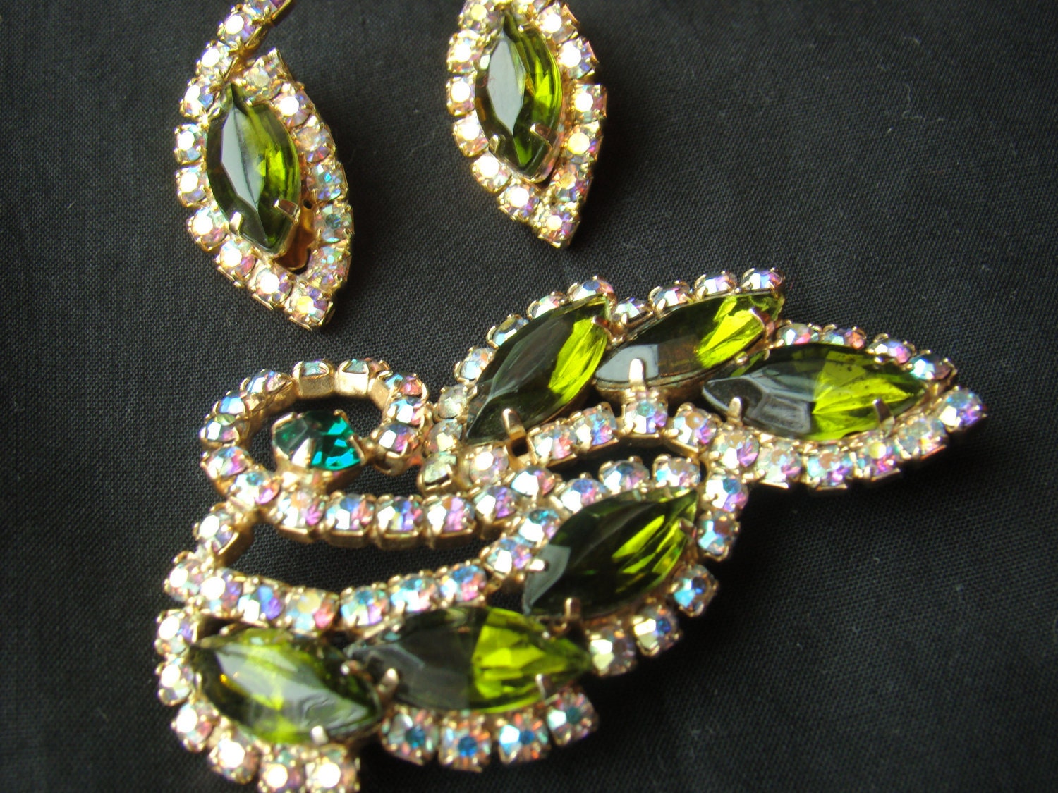 Vintage Emerald Peridot Glass Aurora Borealis Brooch/ Earring Set