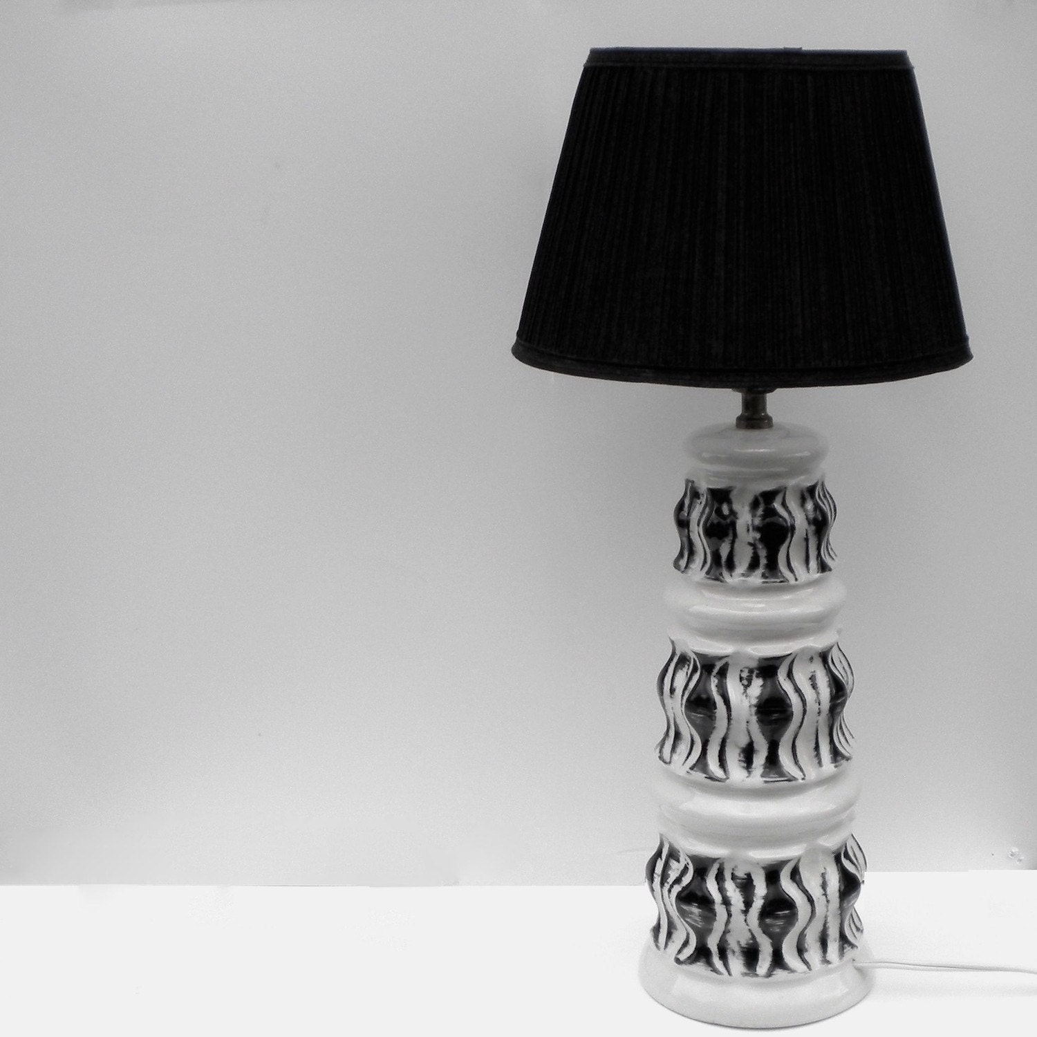Vintage Black and White Mod Lamp - greenhomeroad