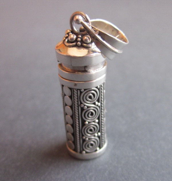 Bali Silver secret box old style Pendant / Top secret pendant / Handmade Pendant / Silver Pendant.