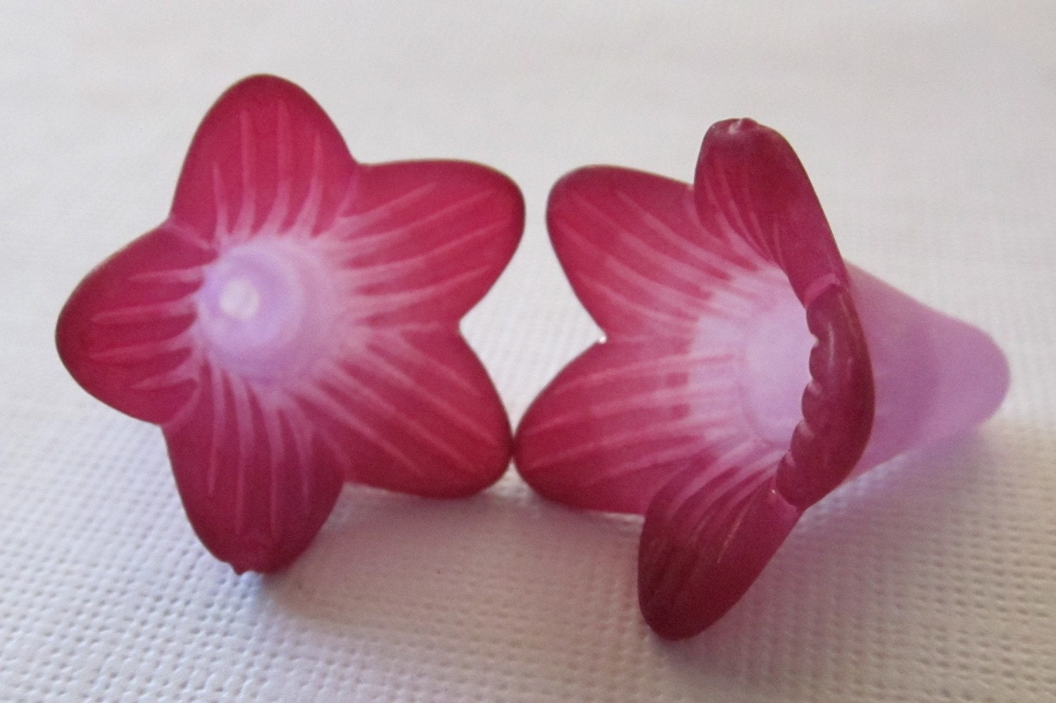 Trumpet Flower Berry Berry Hand Dyed 22mm  (2)