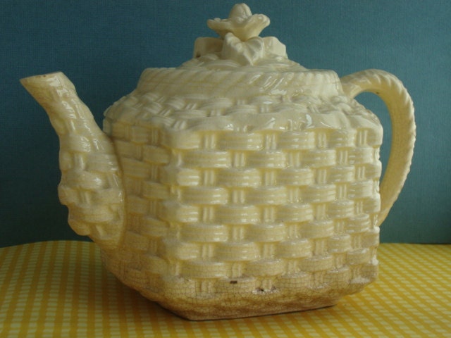 Cute Vintage Teapot with Basketweave Pattern - Pastel Yellow - Made in Japan