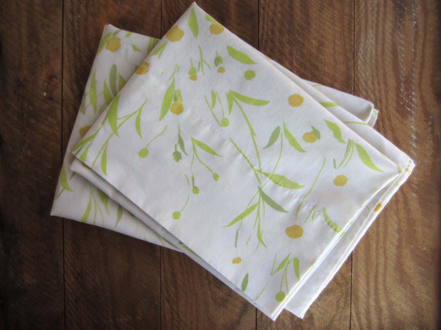 Vintage White Daisy Pillowcases Pair