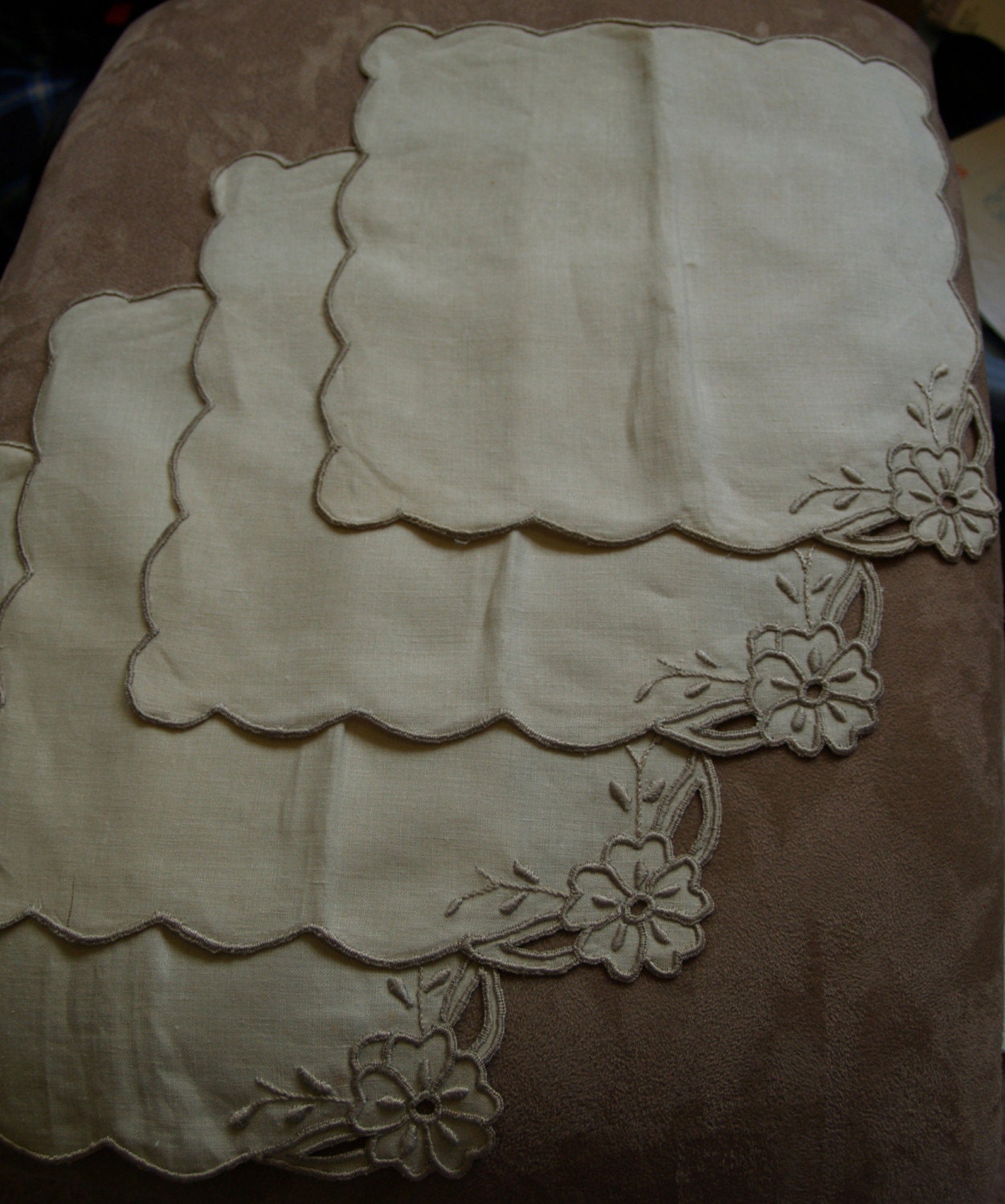 Four linen cloth napkins (VTG)...