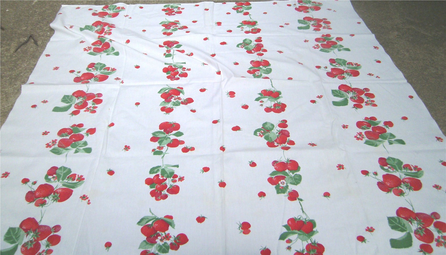 1950s Print Kitchen Table Cloth - STRAWBERRY FIELD