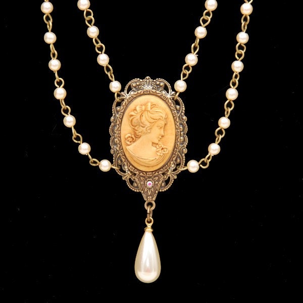 Vintage Pearl and Cameo Pendant Necklace by WilsonAndTeal on Etsy