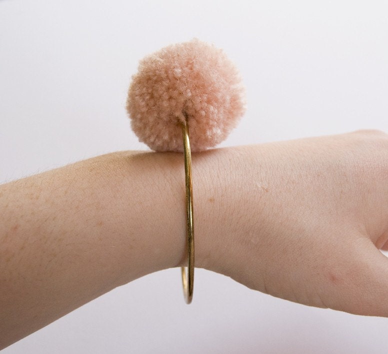 Pom Pom bracelet in dusky pink
