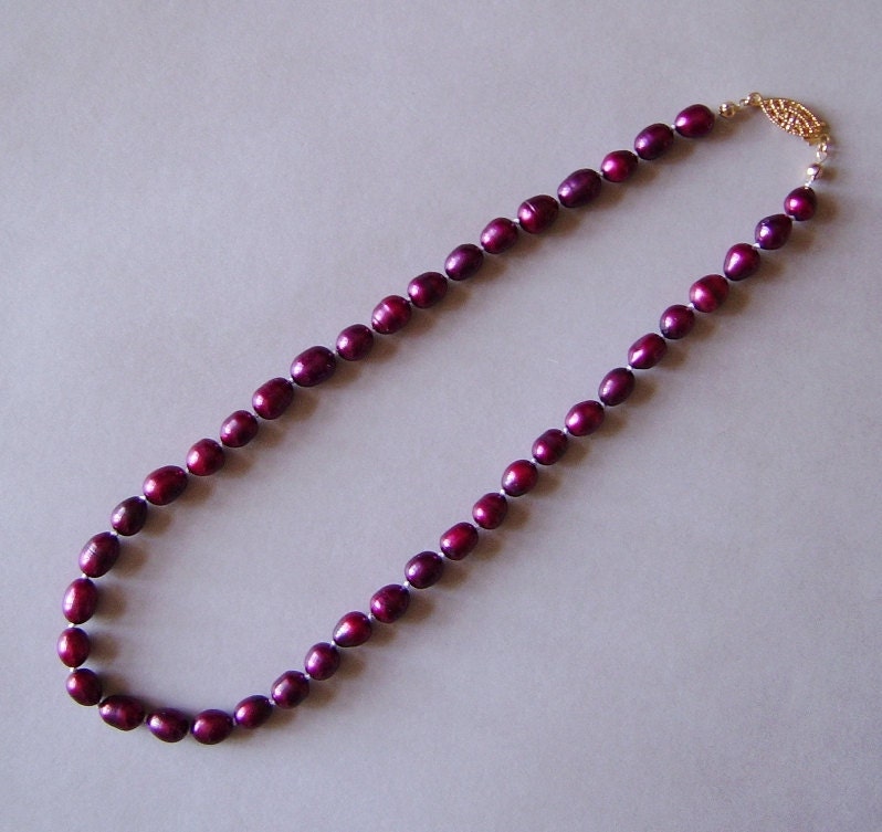 Hand knotted pearl necklace - Red pearls