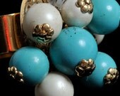 Vintage baubles cocktail ring. Blue and white beads. Adjustable. Movement. Gold.