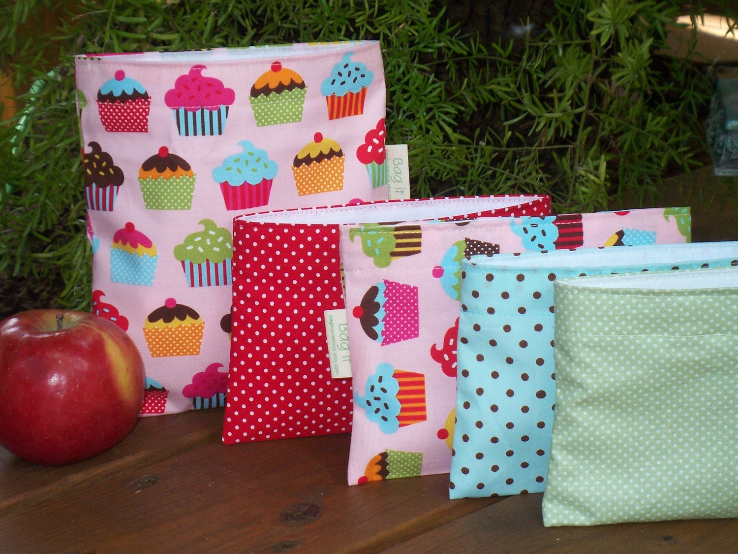 Reusable sandwich and snack bag set - Irresistible cupcakes with snack bag of your choice