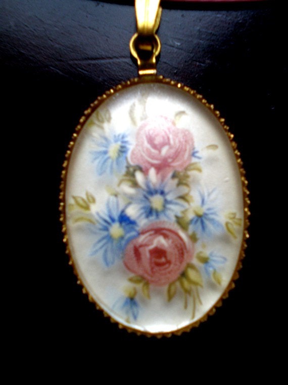 Vintage Necklace Dainty Hand Painted 50s Daisy's an Roses Pendant 50s