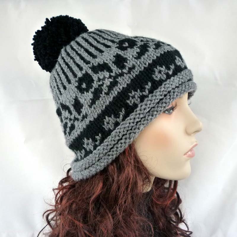 Pom-pom beanie with flower in black and gray color