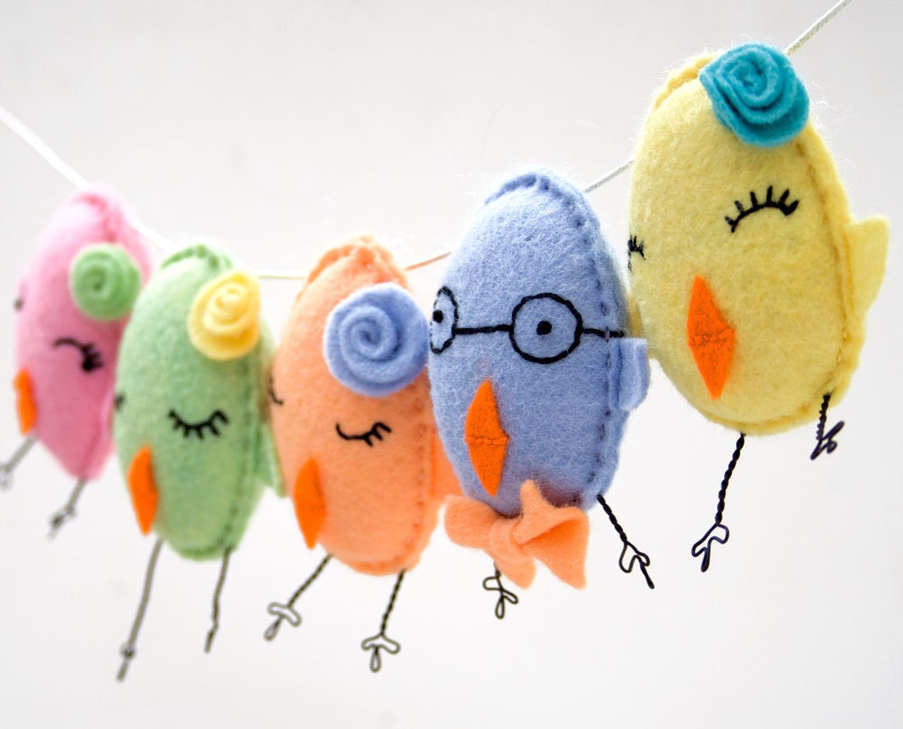 5 Cute Easter Chicks Garland, hand embroidered felt colorful pastels
