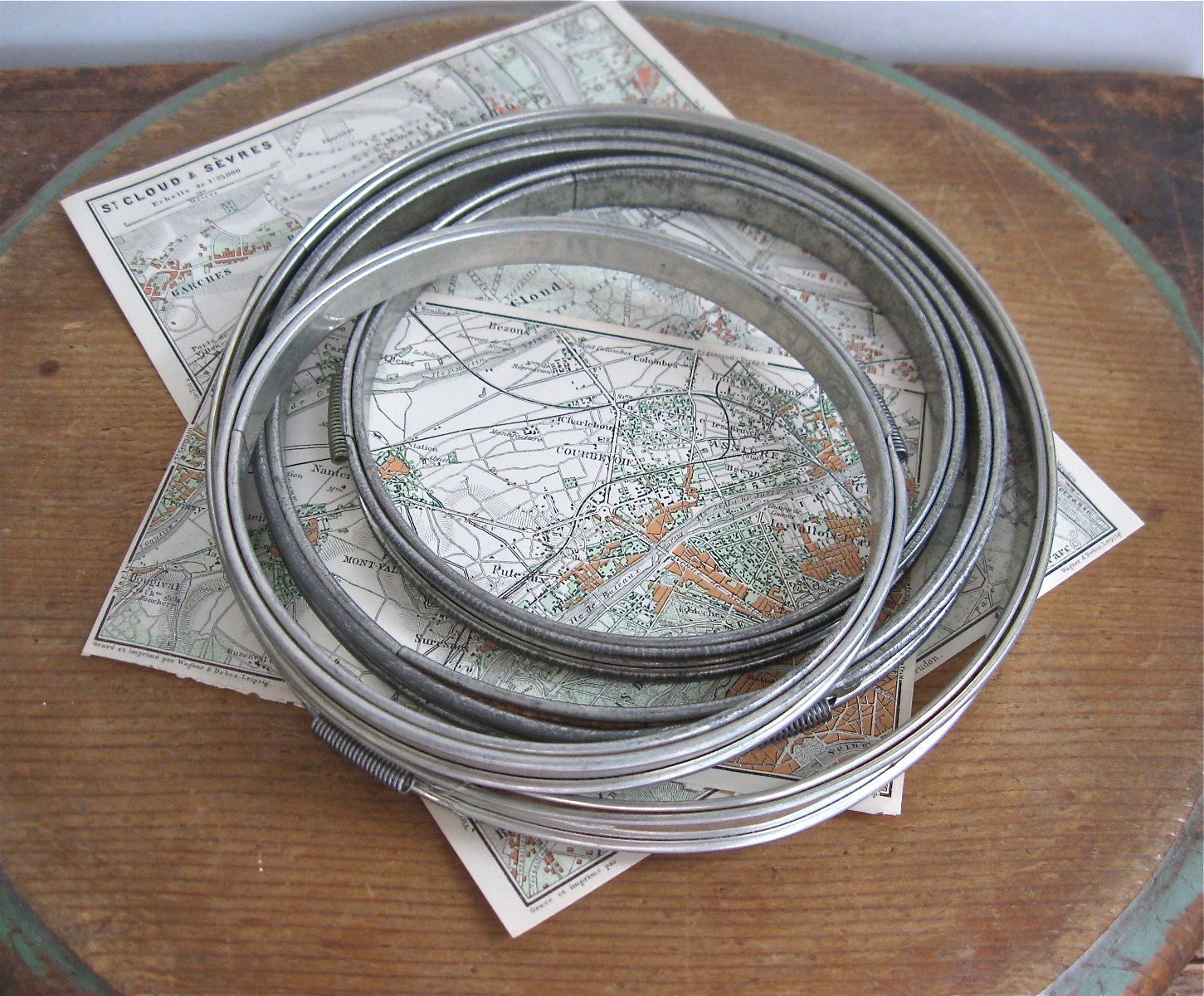 4 metal embroidery hoops, needlework supplies, hand sewing hoops, antique metal hoops.