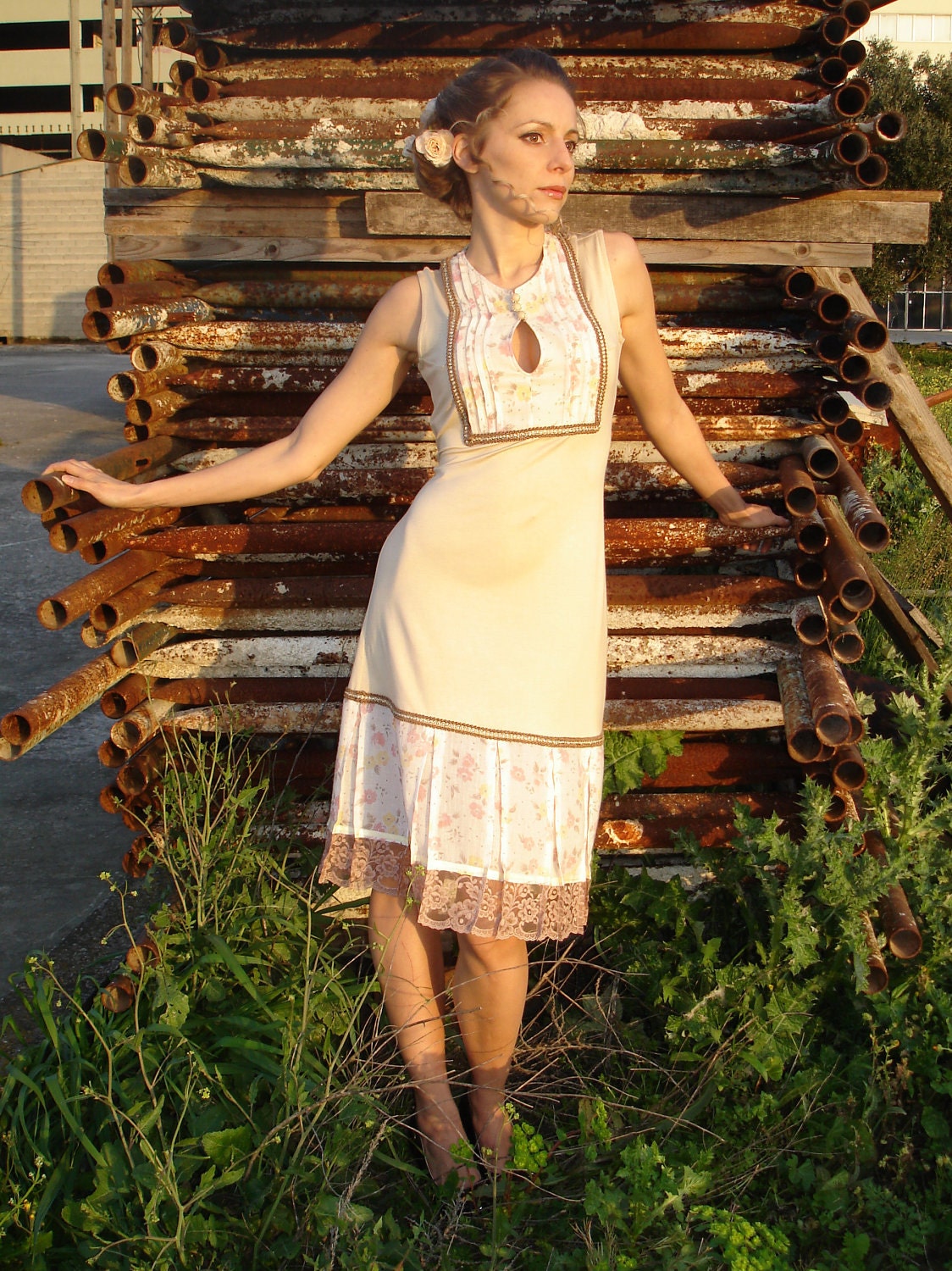 Sweet dress in beige viscose and soft flowery cotton and buttons with a vintage style