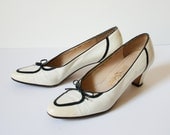 80s White Ferragamo Pumps with Black Bows and Trimming // Made in Italy // Size 7.5, 8 US
