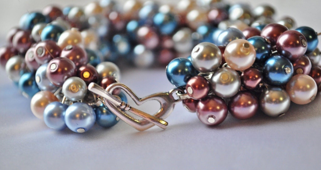 Gorgeous pearl dangle bracelet in blues and wines