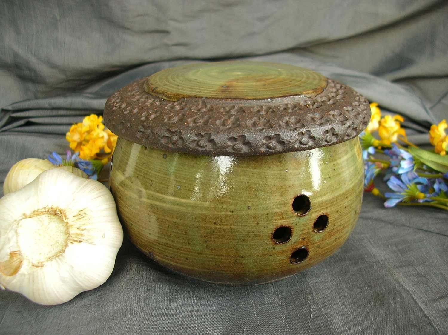 Garlic Keeper in Spring Green and Black Mountain - Ceramic