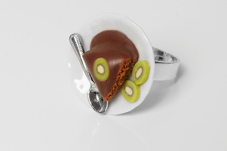 Chocolate cake ring with kiwi