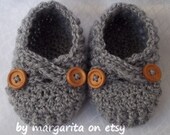 Crochet baby booties for newborn,0-3M or 3-6M with straps and double wooden buttons choose your size and colour