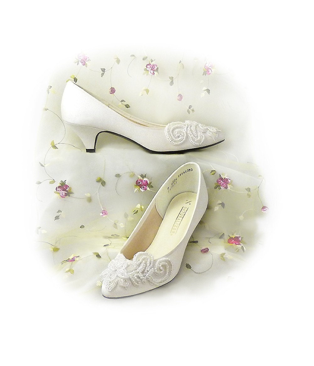 Wedding Shoes Retro 80s Bridal Pure White Floral Beaded Satin // Sparkling Kitten Heel Retro Size 9 A Vegan